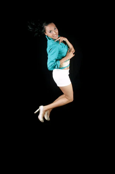 Krásná africká americká žena skákající — Stock fotografie