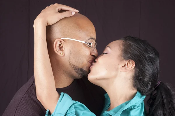 Lyckliga afro-amerikanska paret — Stockfoto