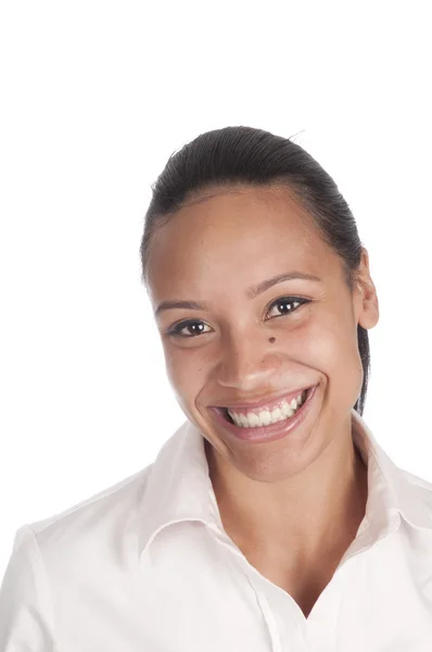 Счастливая улыбающаяся красивая африканско-американская девушка — стоковое фото