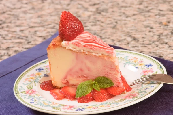 Platta av strawberry cheescake med färska jordgubbar Royaltyfria Stockfoton