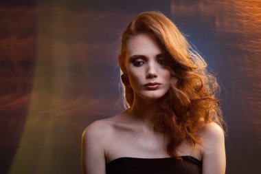 karışık bir ışık kırmızı saçlı kız portresi