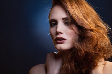 karışık bir ışık kırmızı saçlı kız portresi