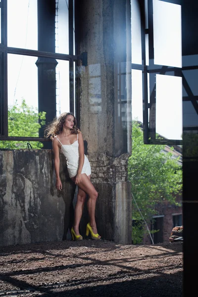 Giovane bruna posa sullo sfondo di un edificio con l — Foto Stock