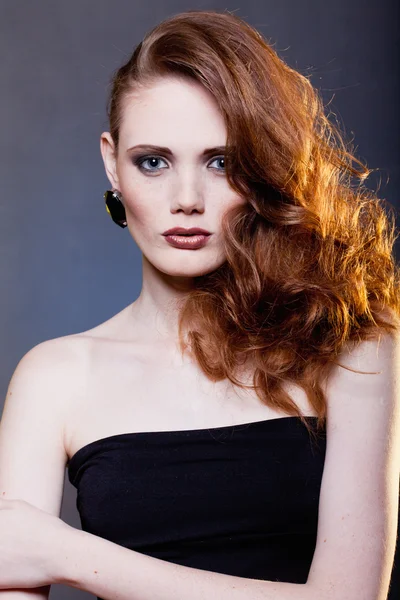 A vegyes fény a vörös hajú lány portréja — Stock Fotó