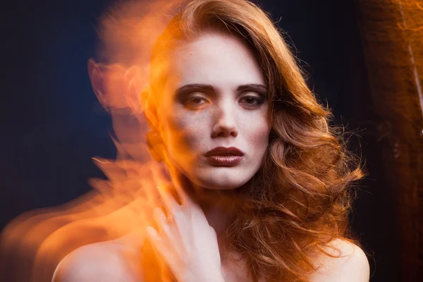 Karışık bir ışık kırmızı saçlı kız portresi — Stok fotoğraf