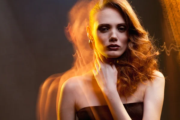 Portrait de fille aux cheveux roux dans une lumière mixte — Photo