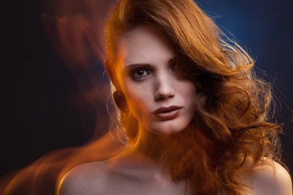 Retrato de menina de cabelos vermelhos em uma luz mista — Fotografia de Stock
