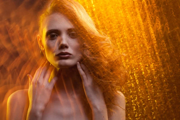 Ritratto di ragazza dai capelli rossi in una luce mista — Foto Stock