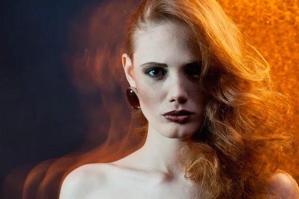 Портрет рыжеволосой девушки в смешанном свете — стоковое фото