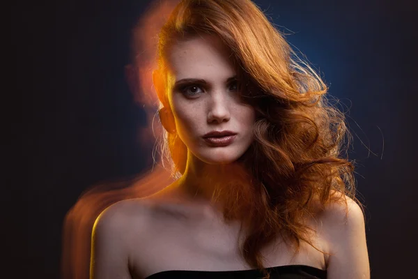 Retrato de menina de cabelos vermelhos em uma luz mista — Fotografia de Stock