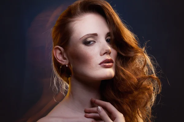 A vegyes fény a vörös hajú lány portréja — Stock Fotó