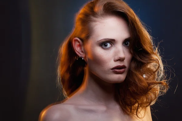 混光的红发女孩的肖像 — 图库照片