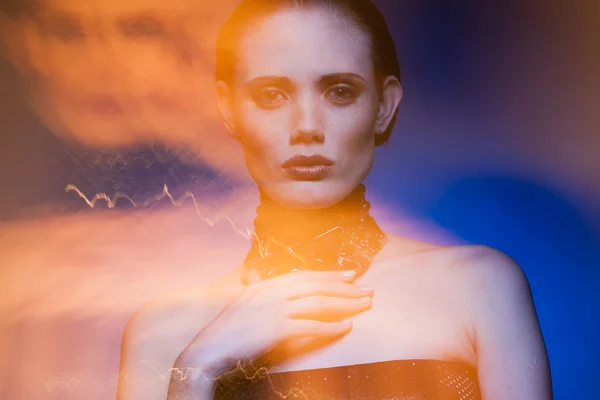 Portrait de fille aux cheveux roux dans une lumière mixte — Photo