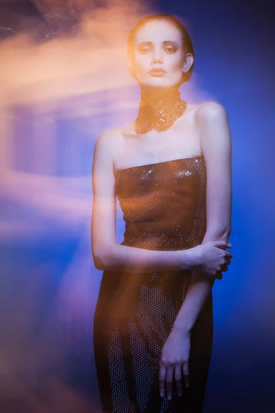 Retrato de chica pelirroja en una luz mixta —  Fotos de Stock