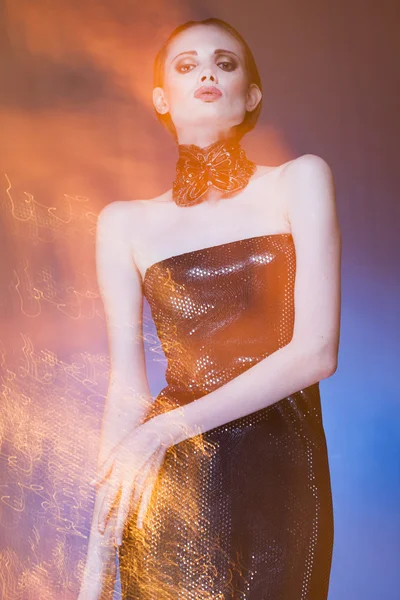 Portret de fată cu părul roșu într-o lumină mixtă — Fotografie, imagine de stoc