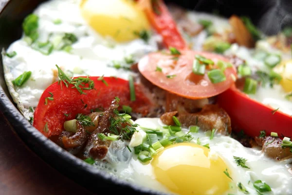Сковорода с яйцами — стоковое фото