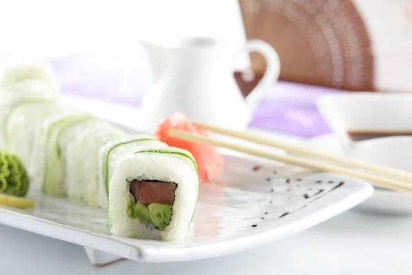 Frischstes und schmackhaftes Sushi — Stockfoto