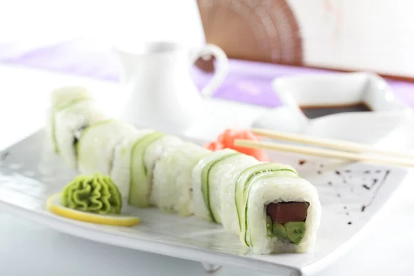 Frischstes und schmackhaftes Sushi — Stockfoto