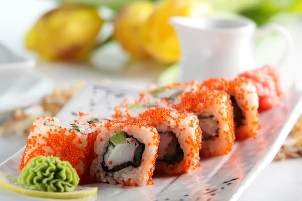Хладнокровные и вкусные суши — стоковое фото