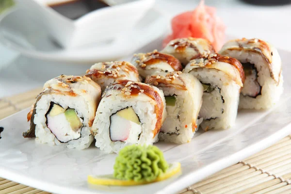 Хладнокровные и вкусные суши — стоковое фото