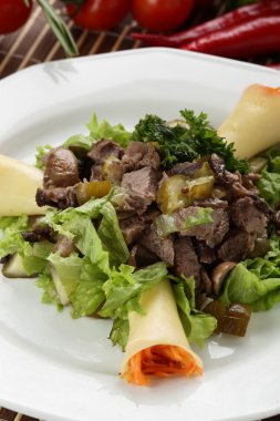 Beyaz tabak lezzetli salata