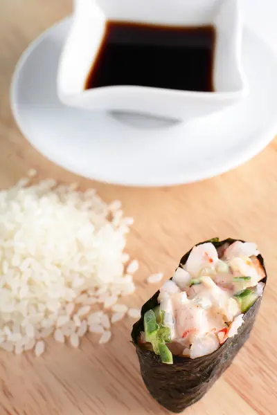 Färsk och välsmakande sushi — Stockfoto