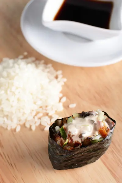 Frisches und schmackhaftes Sushi — Stockfoto