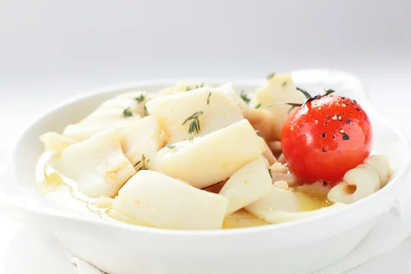 Teplé a chutné jídlo na bílé nádobí — Stock fotografie