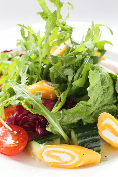 Velsmagende salat i hvidt fad - Stock-foto