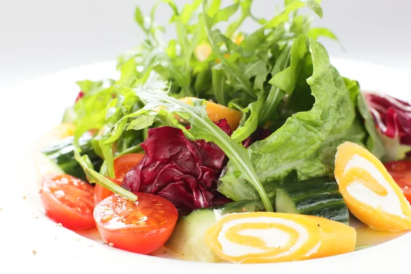 Smakfull salat i hvit matrett – stockfoto