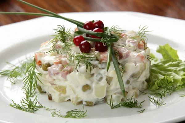 Νόστιμη σαλάτα με λευκό πιάτο — Φωτογραφία Αρχείου