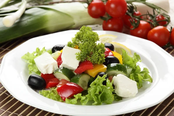白い皿でおいしいサラダ — ストック写真