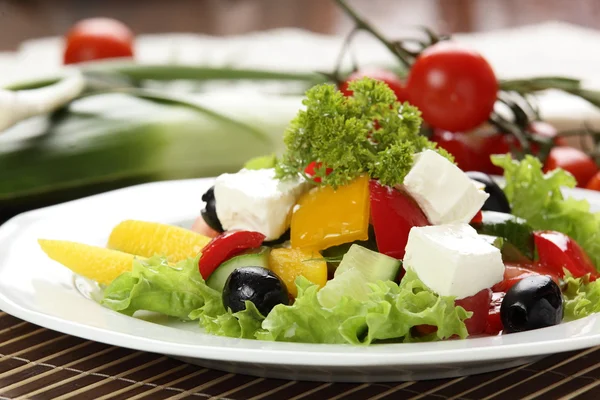 Beyaz tabak lezzetli salata — Stok fotoğraf