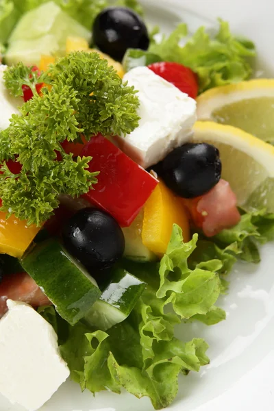 Ízletes saláta fehér csészében — Stock Fotó