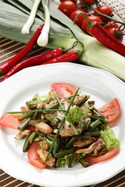 Salada saborosa em prato branco — Fotografia de Stock