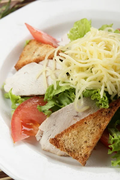 Smakelijke salade in witte schotel — Stockfoto