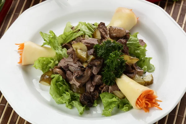 Salade savoureuse dans un plat blanc — Photo
