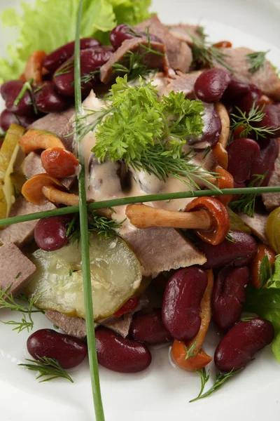 Вкусный салат в белом блюде — стоковое фото