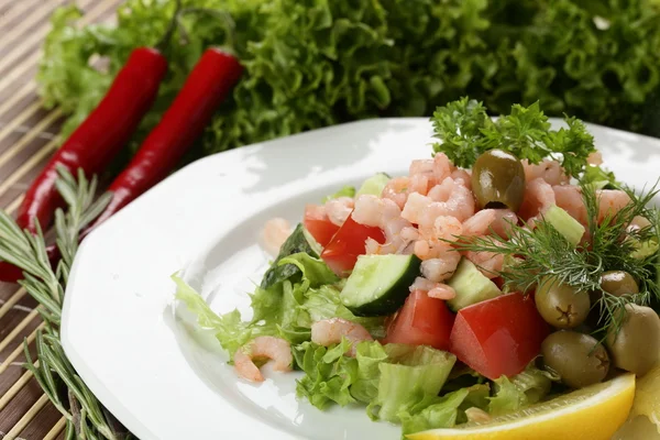 Salade savoureuse dans un plat blanc — Photo