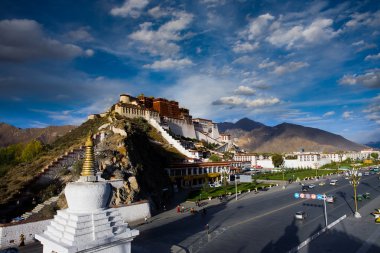 Tibet potala Sarayı stupa mavi gökyüzü