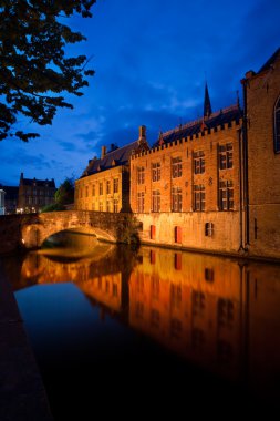 Bruges binalar canal dusk yansıyan