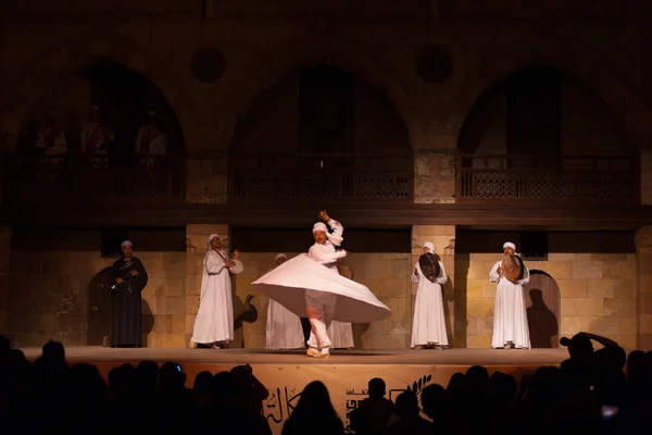 Lejano blanco bata girando derviche sufí danza Cairo —  Fotos de Stock
