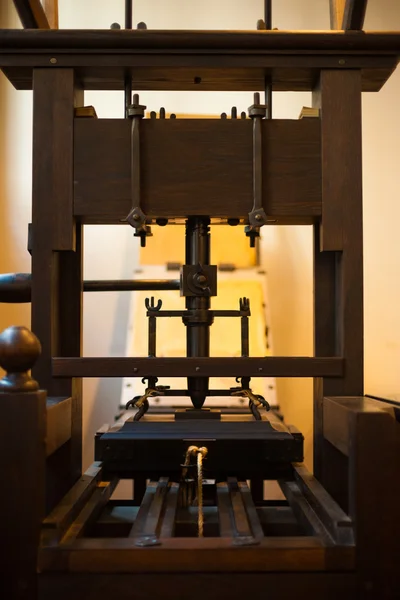 Antigua prensa tradicional de impresión de libros de madera — Foto de Stock