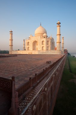 Sunrise boş taj mahal duvar ve nehir banka