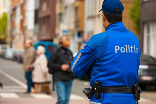 Avrupa polisi mavi üniformalı birini geri — Stok fotoğraf