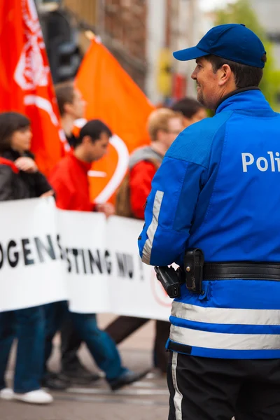 Európai Rendőrségi kék egységes vissza egy mosoly — Stock Fotó