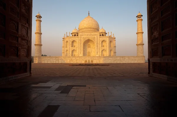 Empty Taj Mahal Sunrise Through Gate Door — Stock Photo, Image