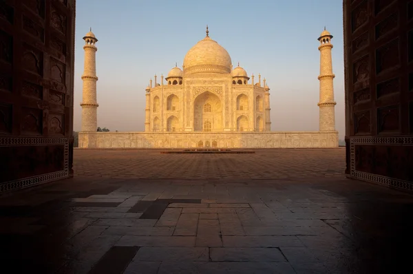 Lege taj mahal zonsopgang door gate deur — Stockfoto