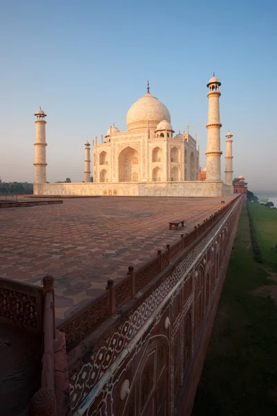 Sonnenaufgang leere Taj Mahal Mauer und Flussufer — Stockfoto