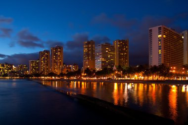 Waikiki beach mavi saat oahu, hawaii alacakaranlıkta